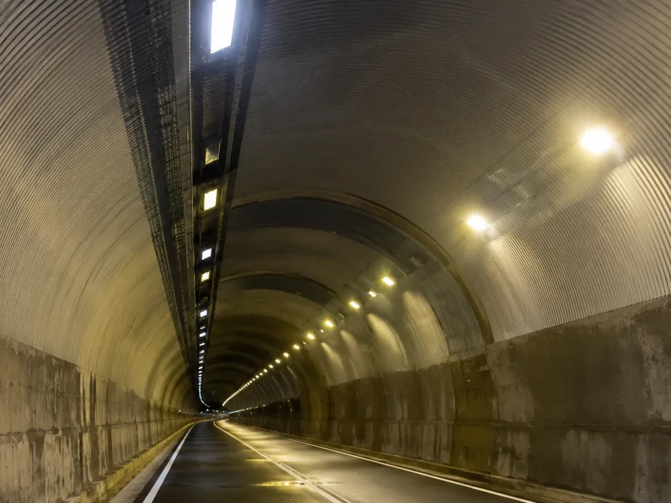 tunnel-stradale-con-pareti-in-cemento-da-verniciare